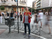 Σχεδία, αστεγία, Νίκος Θεοδωρίδης, κόκκινο γιλέκο, περιοδικό δρόμου