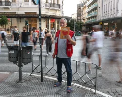 Σχεδία, αστεγία, Νίκος Θεοδωρίδης, κόκκινο γιλέκο, περιοδικό δρόμου