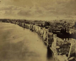 Μοναδική πανοραμική αποτύπωση του παράκτιου τμήματος της πόλης, πριν την κατεδάφιση του παραθαλάσσιου τείχους, από τη δεκαετία του 1860. 
Πηγή: Ομάδα Παλιές Φωτογραφίες της Θεσσαλονίκης
